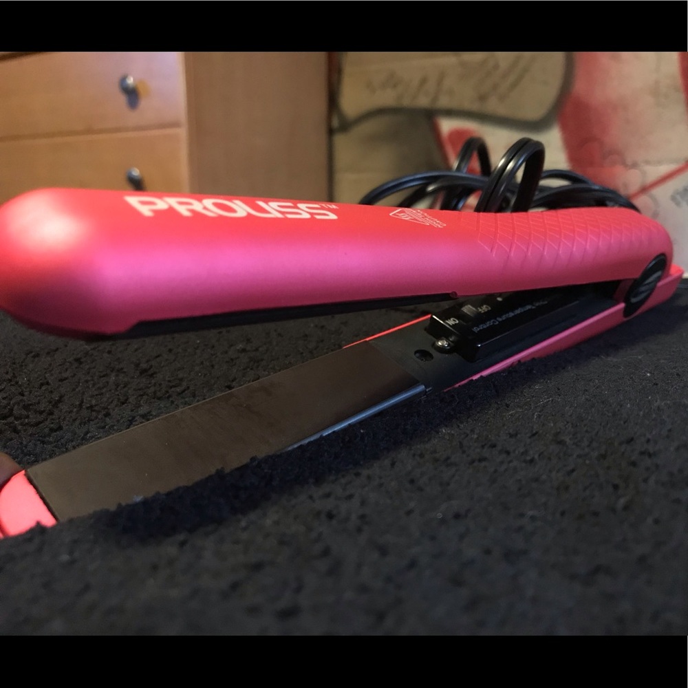 Hot Pink !!! Proliss Flat Iron